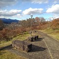 長峰公園の丘の石のベンチと山（12月4日）