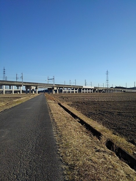 奥に新幹線の線路が見える景色（1月2日）