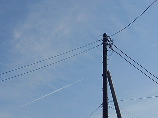 電柱の奥の飛行機雲（3月7日）