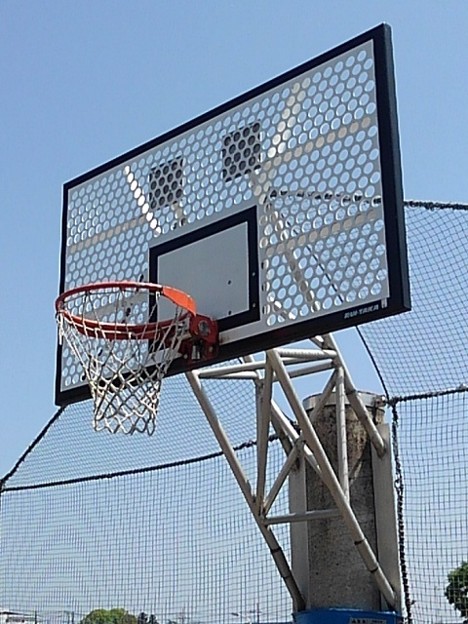 氏家駅前のバスケットボールゴール（5月4日）