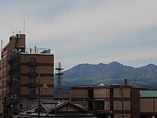 屋上駐車場から見えた山（5月8日）