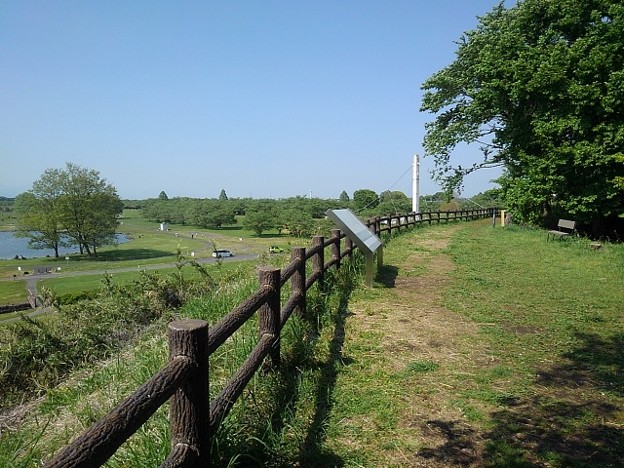 ゆうゆうパークの丘の道の青空と陸橋の眺め（5月4日）