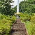 長峰公園の階段の奥のシンボルタワー（6月12日）