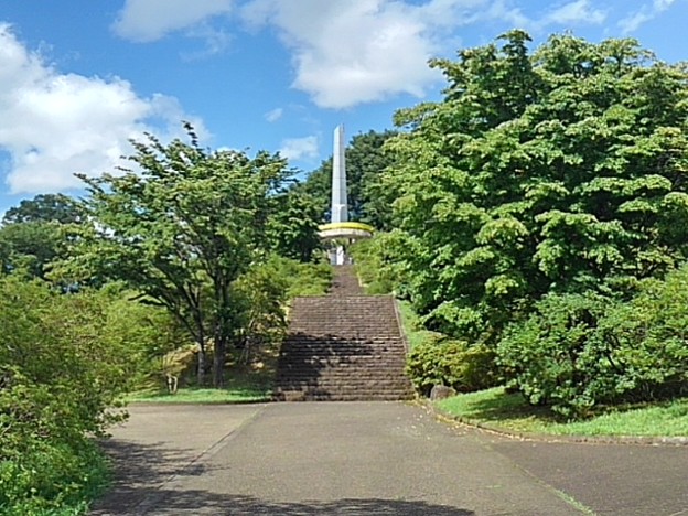 長峰公園の丘の階段と奥に見えるタワー（7月23日）