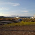 道の駅の歩道と奥に見える山（11月19日）