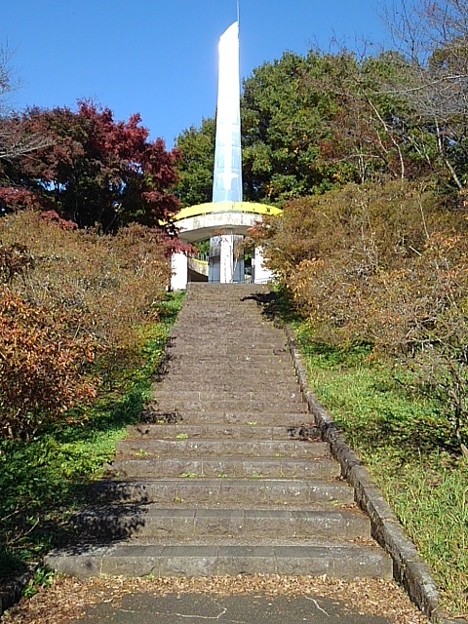 長峰公園の丘の階段の奥から見えるシンボルタワー（11月6日）