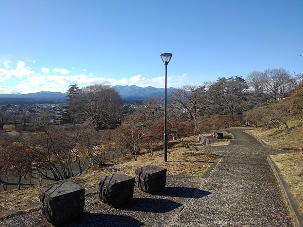 奥に山が見える景色と石のベンチの組み合わせ（2月20日）