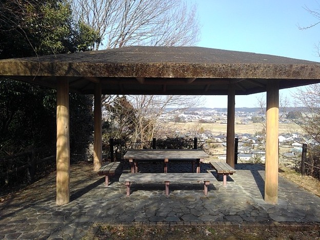 川崎城跡公園の丘の中腹の休憩所（2月23日）