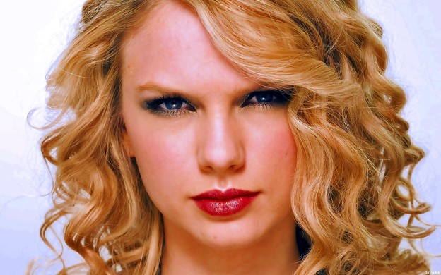 Beautiful Blue Eyes of Taylor Swift(11174)