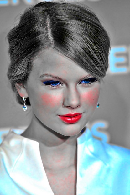Beautiful Blue Eyes of Taylor Swift(11315)