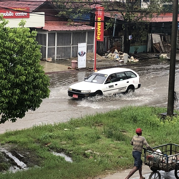 道路冠水のヤンゴン (2)