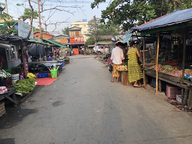 ヤンゴン片田舎の市場
