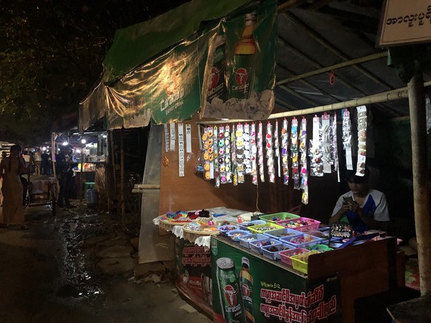 夜の賑わい at Yangon (13)