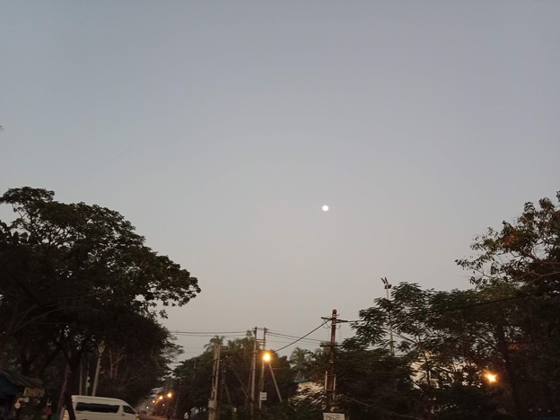 満月と朝日 (1)