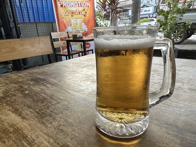 冷たいビールの店 at YANGON (3)