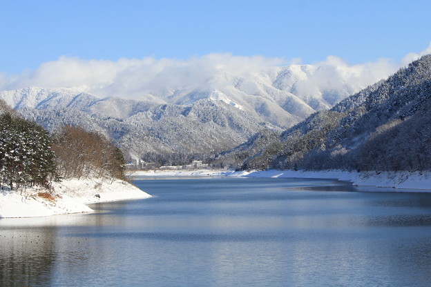 湖の雪景色