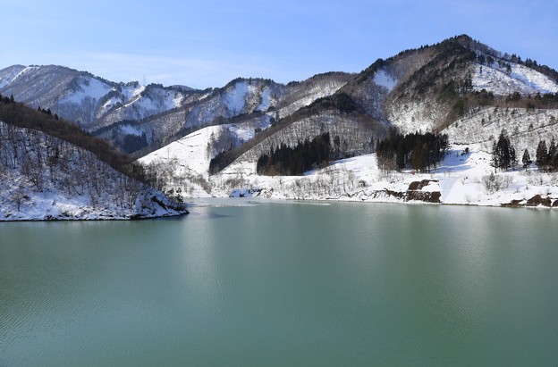 冬の綱木川ダム湖