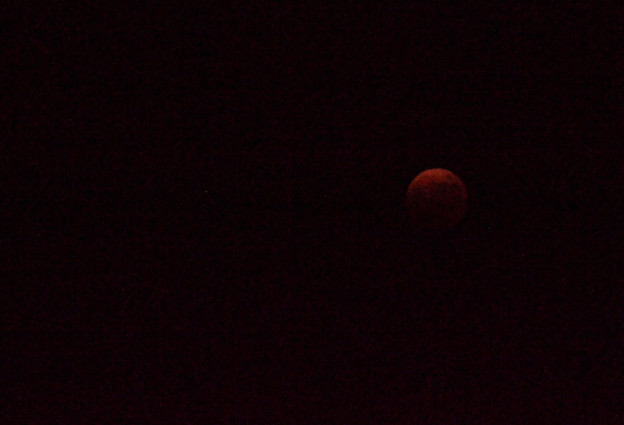 赤銅色の満月