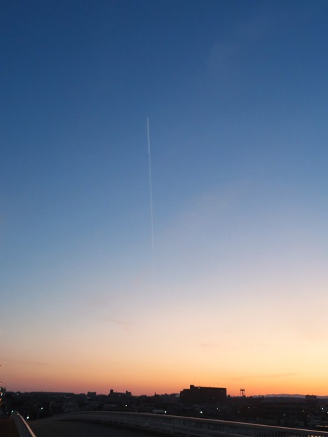 早朝の飛行機雲（１）