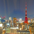 「カーテンオーロラ」に包まれた東京タワー