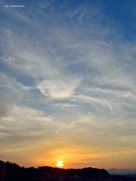 夕陽の飛行機雲