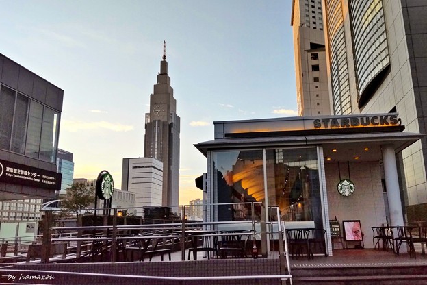 朝の新宿摩天楼