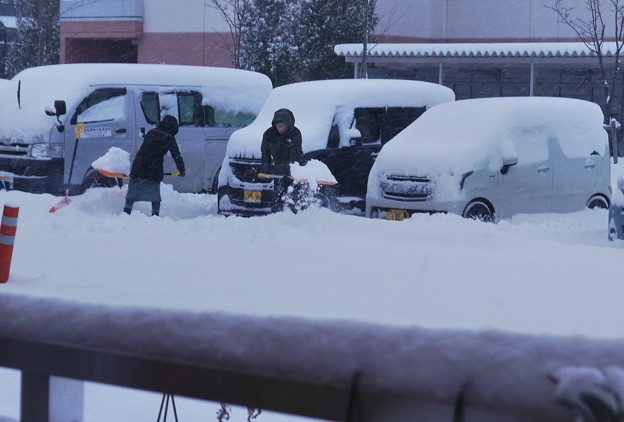 Photos: 今朝、車周りの雪はね模様
