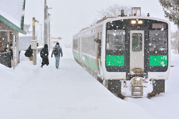 驟雪の凍る列車やうやうと