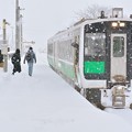 驟雪の凍る列車やうやうと