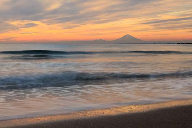 岩井海岸の夕焼けと富士　その２