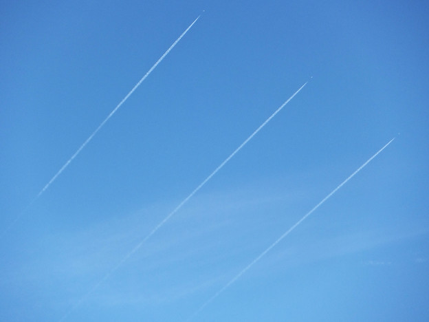 ３本の飛行機雲