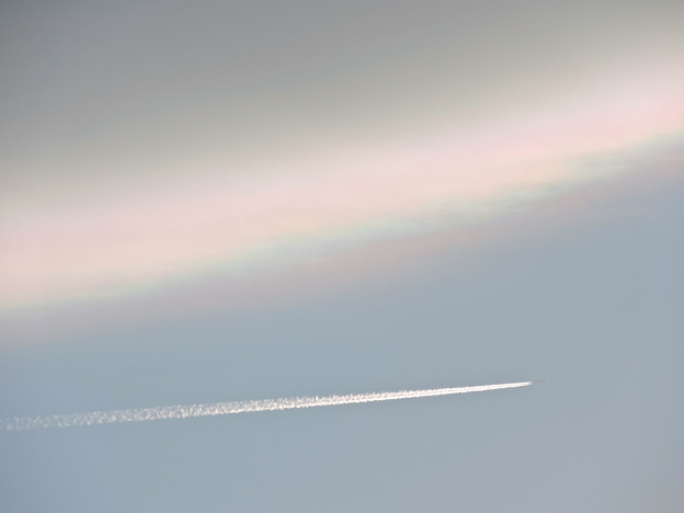 彩雲と飛行機雲