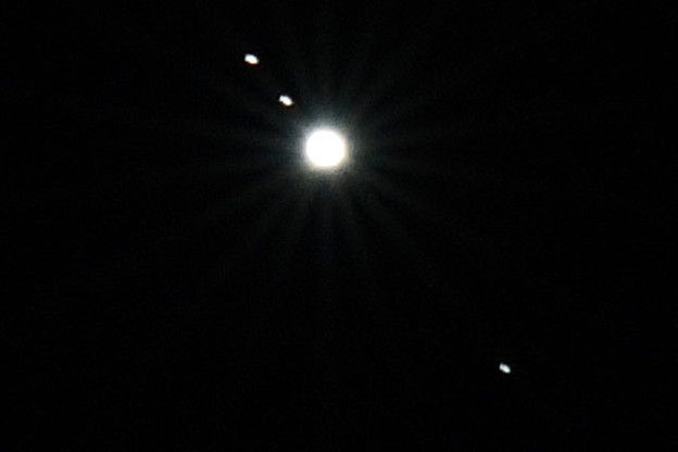 望遠レンズで写した木星の衛星