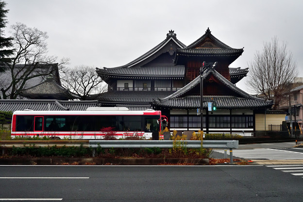 Photos: 2023_0114_151719_太鼓楼と京阪バス