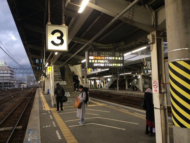 Photos: 松山駅３ ～２・３番ホーム～