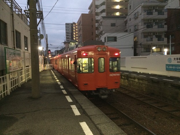Photos: 大手町駅 列車を見送る
