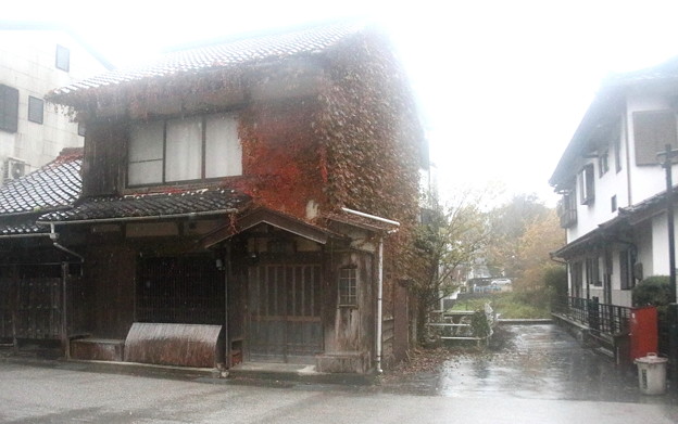 Photos: 霞む古い家屋