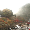 Photos: 霧舞う山の紅葉風景