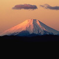 ２０２２年の元日の朝陽が浴びる富士山