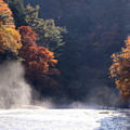 Photos: 吹割の滝　水流の飛沫との紅葉