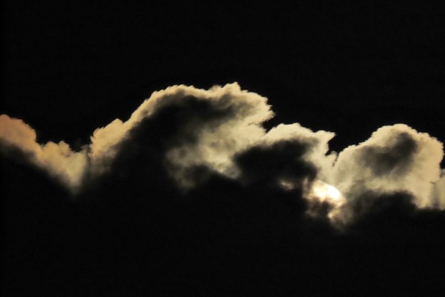 雲より出ずる月