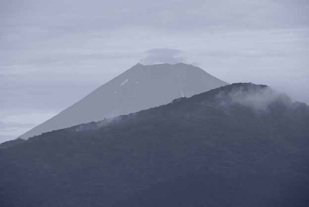 富士のお山も帽子を被り