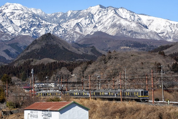 雪化粧の女峰山と東武20400型