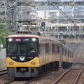 Photos: 京阪8000系特急出町柳行きとJR221系