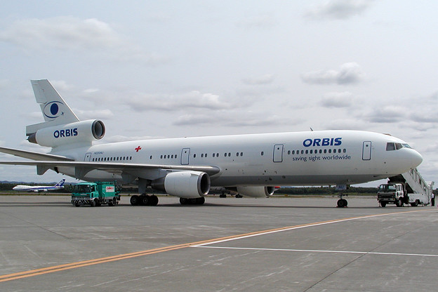 DC-10-10 N220AU Project ORBIS 2002
