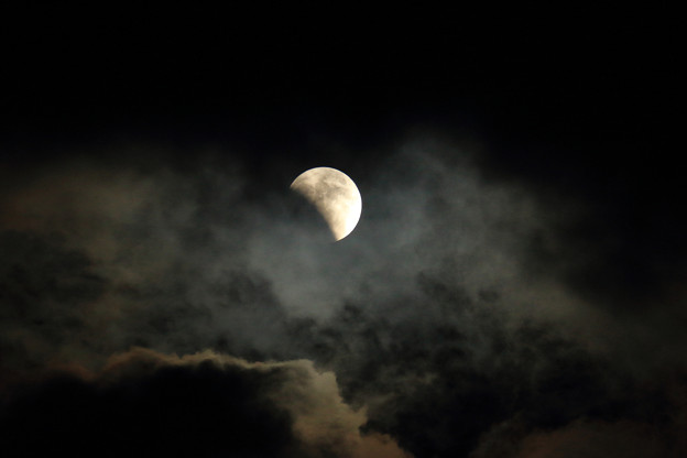 Photos: 雲の間から食が始まった月が顔を出す