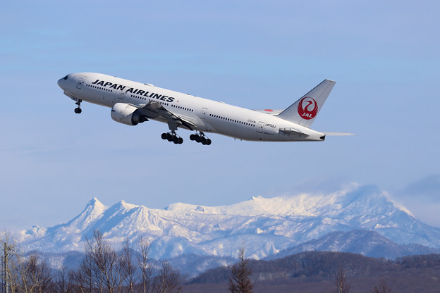Photos: Boeing 777-200 JA702Jと夕張岳