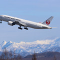 Photos: Boeing 777-200 JA702Jと夕張岳