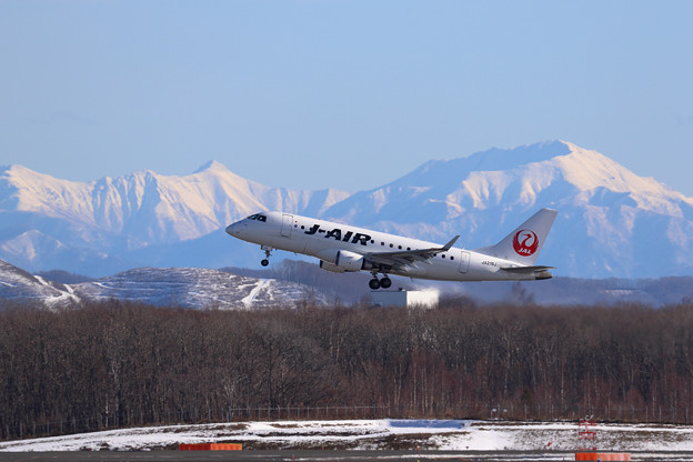 Photos: ERJ-170 JA219J J-AIRと幌尻岳