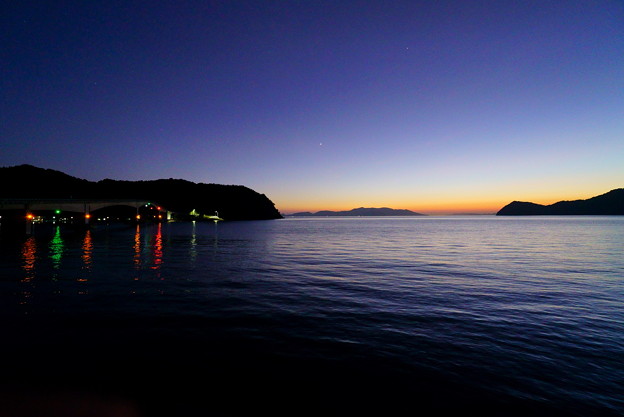 Photos: 明るい西空　暗い島影